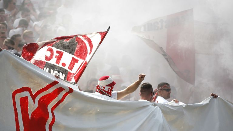 Wenig vertrauenserweckende Gestalten aus dem Fanlager des 1. FC Köln versuchten vor Anpfiff der Partie beim FC Arsenal einen Block zu stürmen.