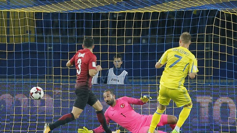 Dortmunds Neuzugang Yarmolenko erzielt einen Doppelpack gegen die Türkei.