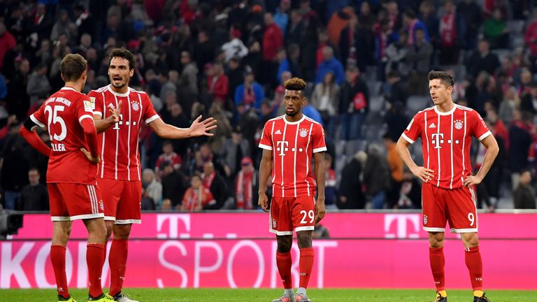 Thomas Müller und Mats Hummels diskutieren hitzig nach der Partie.