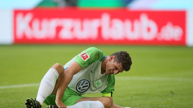 Wolfsburg Mario Gomez verletzt sich während der Partie gegen Hannover 96 am Sprunggelenk.
