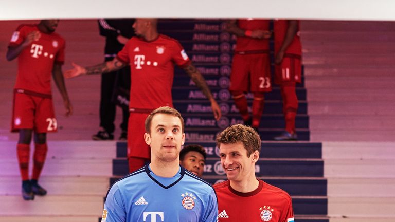 Manuel Neuer (l.) sieht Thomas Müller weiter als Stütze des FC Bayern.