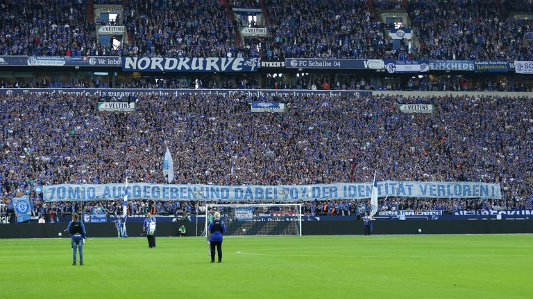 Die Schalker Fans protestieren gegen die Transferpolitk der letzten Jahre. 