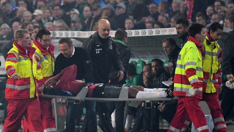 Felipe wird von Sanitätern in die Kabine gebracht 