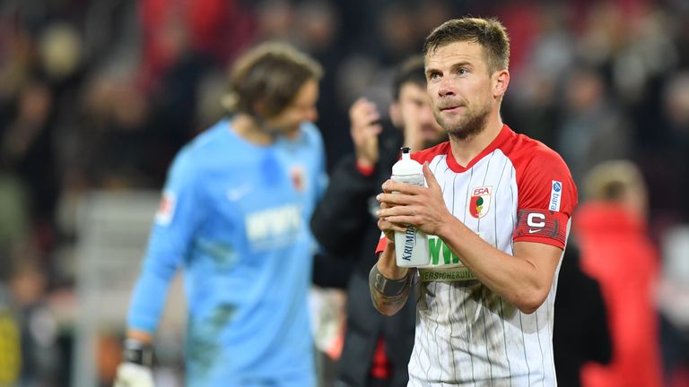 Augsburgs Kapitän Daniel Baier entschuldigt sich für seine unschöne Geste im Spiel gegen RB Leipzig.