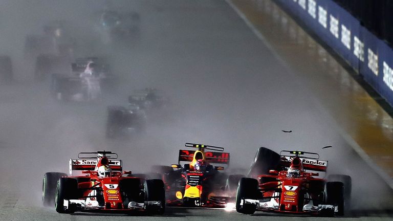 Max Verstappen gerät zwischen die Ferrari-Fronten. Für keinen der drei beteiligten geht es danach weiter.