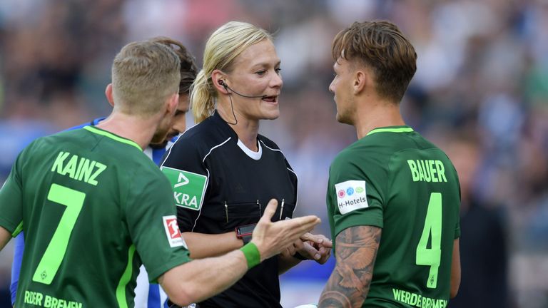 Bibiana Steinhaus feiert bei der Partie zwischen Hertha BSC und Werder Bremen ein erfolgreiches Bundesliga-Debüt.