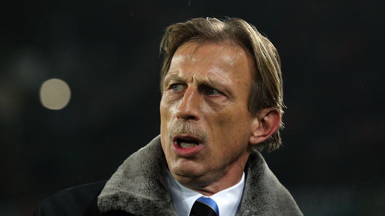 Christoph Daum muss nach dem Scheitern in der WM-Quali mit Rumänien seinen Hut nehmen.