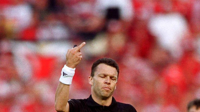 Während der EM 2000 hat sich der Schweizer Schiedsrichter Urs Meier bei der Partie Dänemark gegen die Niederlande nicht unter Kontrolle.