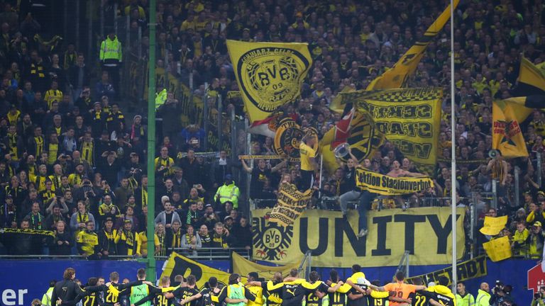 Für Fußball-Fans, die sich daneben benehmen, kann es deutschlandweite Eintrittsverbote geben.