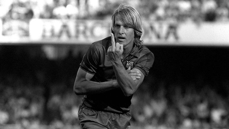 1984 ließ sich Bernd Schuster im Dress des FC Barcelona zu einer unschönen Geste hinreißen.