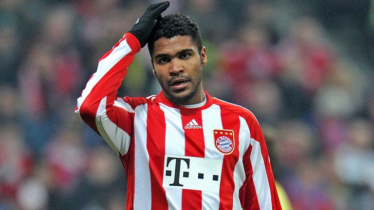 Für knapp zwölf Millionen Euro verpflicht der FC Bayern 2008 den 18-jährigen Brasilianer als "Investition für die Zukunft.". Der Innenverteidiger entwickelt sich jedoch zum Sorgenkind, kommt in den ersten drei Jahren auf acht Einsätze, zündet im Alkohol-Rausch seine Villa an und wird wegen Brandstiftung verurteilt.