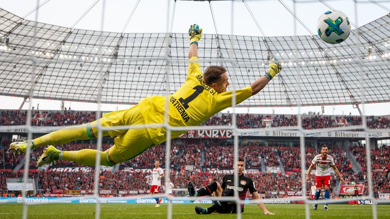 Lucas Alario trifft auf Anhieb bei seinem Bundesliga-Debüt: Der Argentinier braucht keine halbe Stunde für sein erstes Bayer-Tor. 