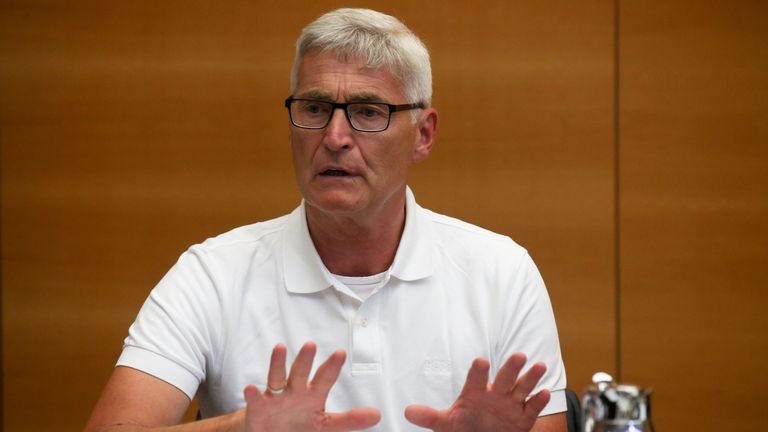 DFB-Schiedsrichterchef Lutz Michael Fröhlich kündigt die Überprüfung an.