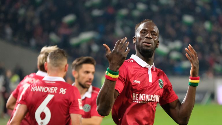 Salif Sane gestikuliert in Richtung der Hannover-Fans.