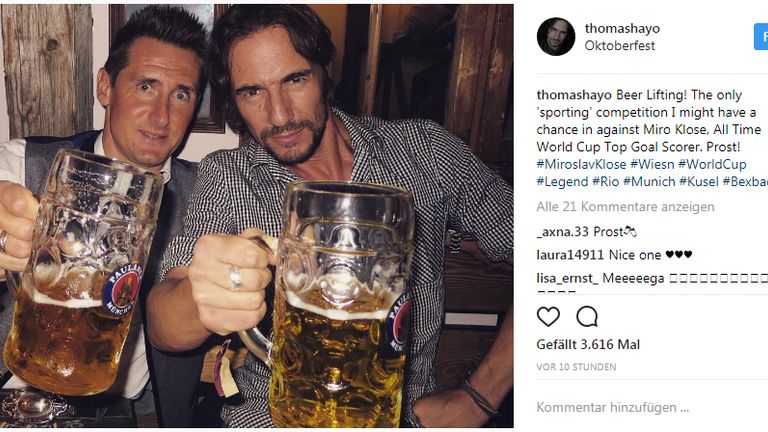 Miroslav Klose misst sich mit Topmodel-Juror Thomas Hajo im Bierkrugstemmen (Quelle: Instagram/thomashajo).