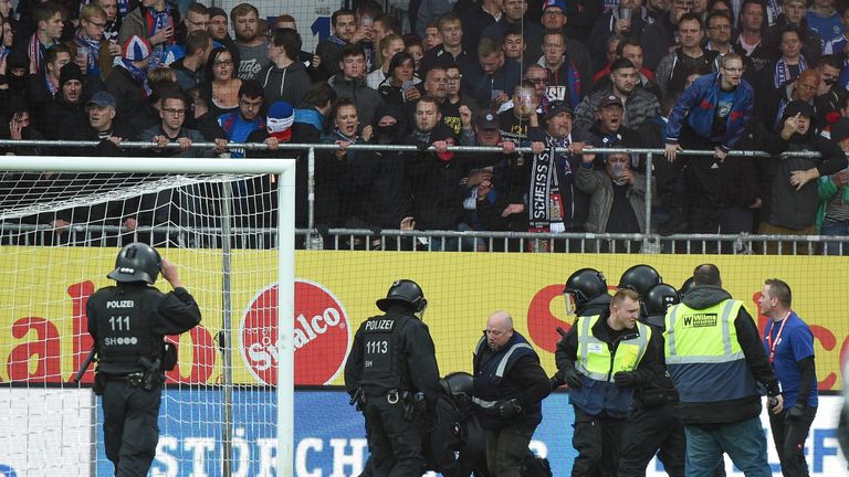 Nach dem Platzsturm der eigenen Anhänger laufen die Ermittlungen bei Holstein Kiel.