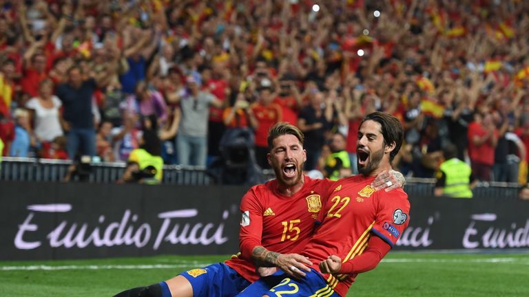 Sergio Ramos und Isco jubeln nach dem Sieg gegen Italien.