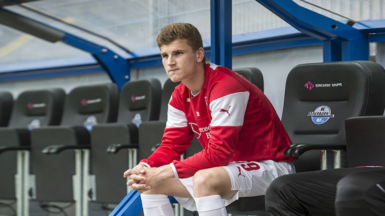 Anschließend konnte er sich - bei den Schwaben meist auf der Außenbahn eingesetzt - nur selten beweisen und stieg mit dem VfB 2016 in die zweite Liga ab.