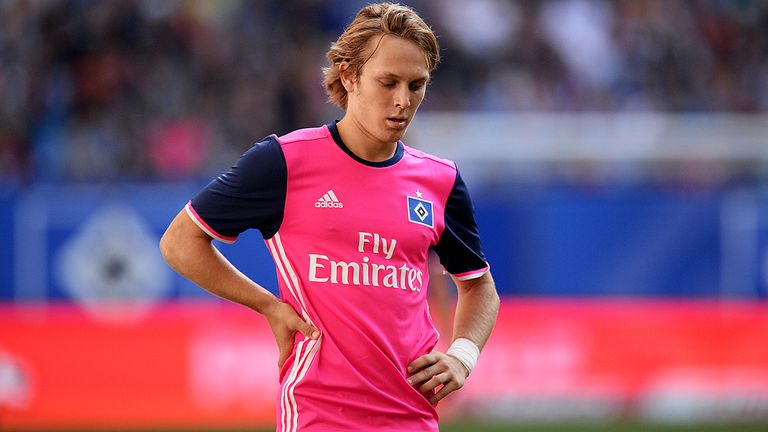 Der "Neue Messi" soll er werden, als der Hamburger SV ihn 2016 vom FC Barcelona verpflichtet. Trifft einmal im Pokal, steht in der Liga sechs Mal auf dem Rasen und verabschiedet ein Jahr später sang- und klanglos in Richtung Spanien, wo er an Las Palmas ausgeliehen wird.