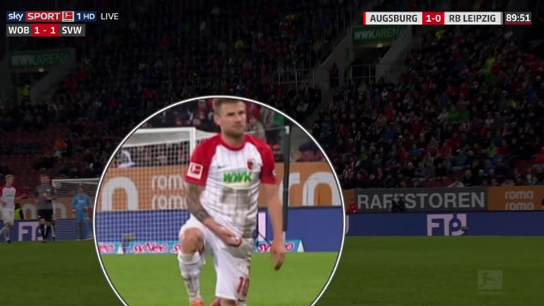 Augsburg-Kapitän Daniel sorgt mit einer unschönen Geste während der Partie gegen Leipzig für einen Skandal.