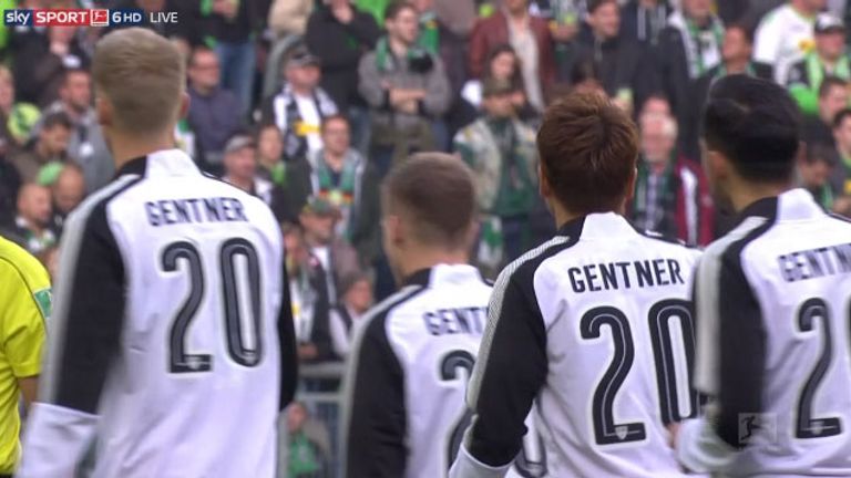 Die VfB-Spieler wärmen sich mit Christian Gentners Name und Nummer  auf.