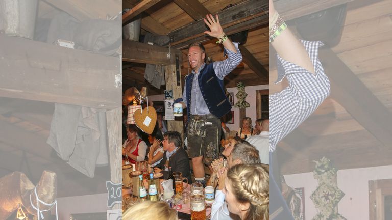 Gut dabei: Der frühere Skandalprofi Christian Lell macht Stimmung.