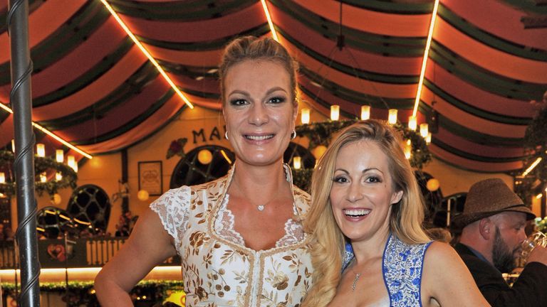 Frauen-Power im Marstall-Zelt: Ex-Ski-Alpin-Star Maria Höfl-Riesch feiert mit Sportmoderatorin Andrea Kaiser.