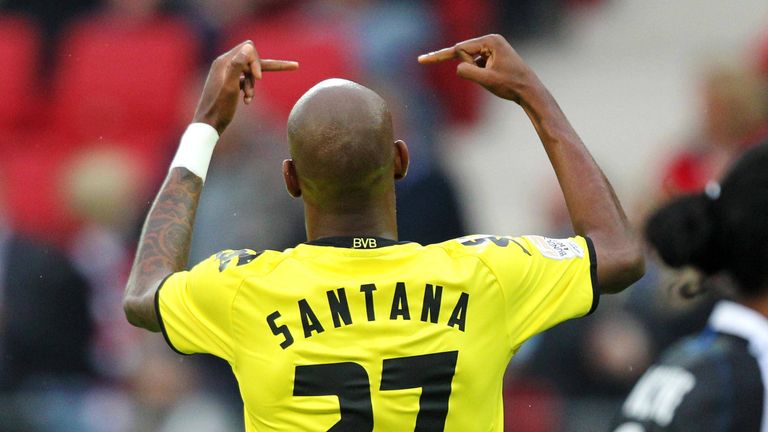 Dortmunds Felipe Santana zeigt während des Liga-Total-Cups 2011 den Mittelfinger in Richtung HSV-Fans.