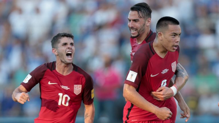 Bundesligaprofi Bobby Wood (r.) lässt die USA weiter auf die WM hoffen.