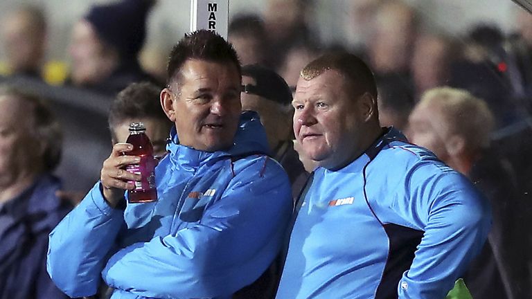 Wayne Shaw (r.) wird für zwei Monate gesperrt.