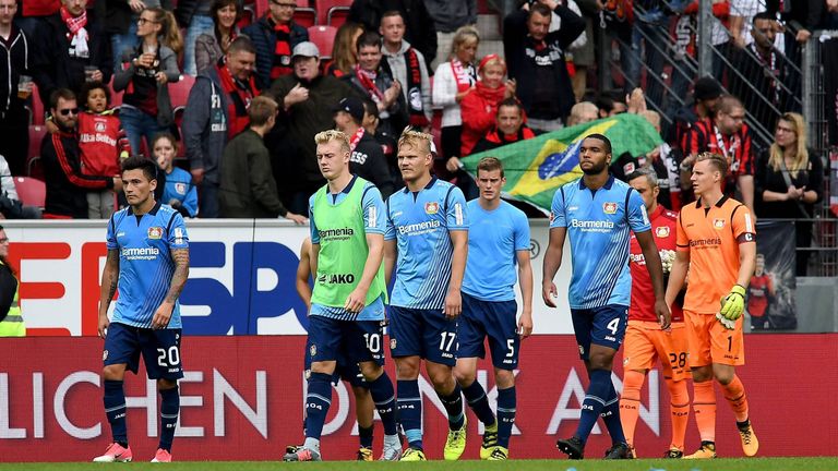 Enttäuschte Leverkusener nach der 1:3 Niederlage gegen FSV Mainz 05. 