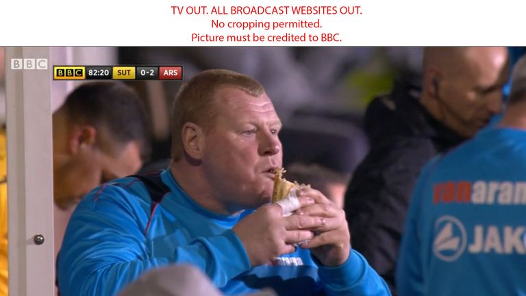 Wayne Shaw isst während des Spiels auf der Ersatzbank ein Sandwich.