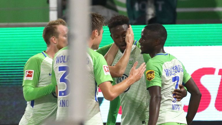 Divock Origi bejubelt seinen Premierentreffer für Wolfsburg mit den Teamkollegen