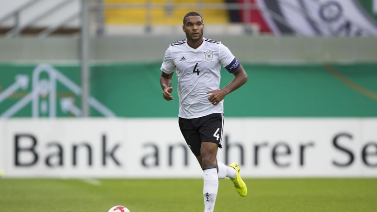 2015 - U19: Jonathan Tah: In allen Jugendmannschaften des HSV ging der Innenverteidiger voran und schaffte 2013 den Sprung zu den Profis. Nach einer Leihe zu Fortuna Düsseldorf startete Tah 2015 in Leverkusen durch.