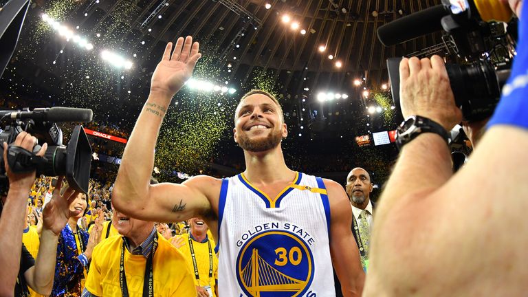 Stephen Curry und die Golden State Warriors laufen künftig mit einem neuen Mini-Sponsoren-Logo auf der Brust auf.