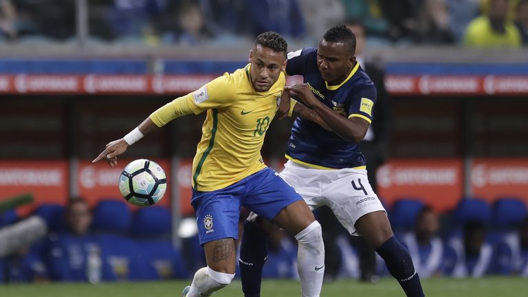 Superstar Neymar (l.) feiert mit Brasilien den neunten Sieg in Serie.
