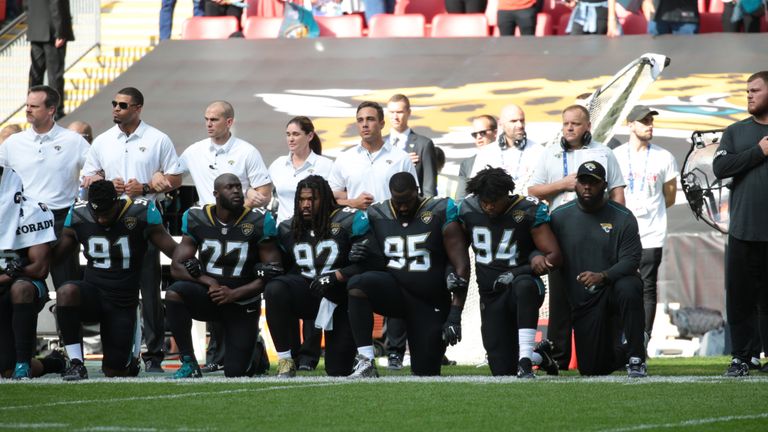Zahlreiche Spieler der Jacksonville Jaguars haben sich beim Abspielen der US-Nationalhymne als Zeichen des Protests hingekniet.