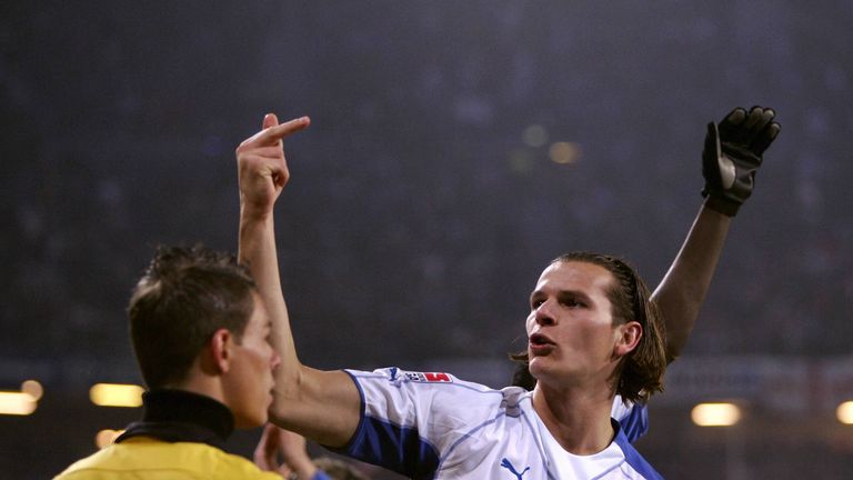Nachdem HSV-Spieler Alexander Laas im Dezember 2005 von einem Trommelstock getroffen wurde, zeigte der wütende Teamkollege Daniel van Buyten den "Stinkefinger" in Richtung Kölner Fans.