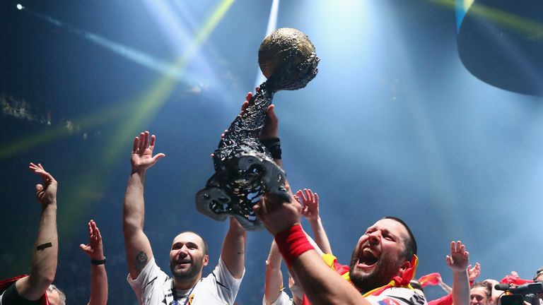Objekt der Begierde: Überraschend hielten die Spieler von Vardar Skopje am Ende der vergangenen Spielzeit die Champions-League-Trophäe in Händen
