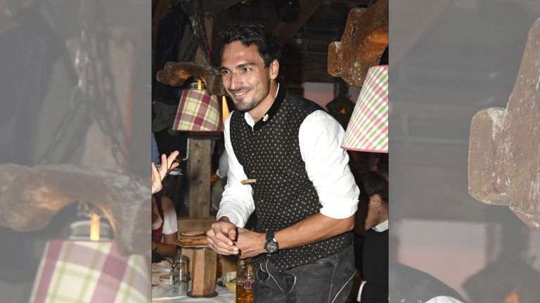 Natürlich ist auch der FC Bayern auf der Wiesn vertreten: Mats Hummels ließ sich am Eröffnungs-Wochenende im Käfer-Zelt blicken.