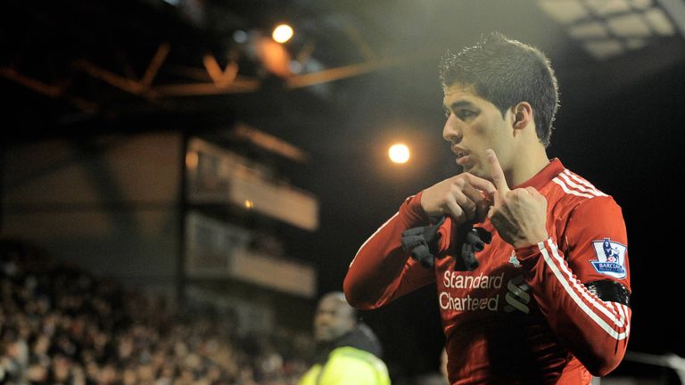 Beim Verlassen des Platzes beim Match Fulham gegen Liverpool im Dezember 2011 zeigte der damalige Star Reds-Star Luis Suarez seinen Mittelfinger.