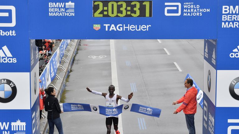 Eliud Kipchoge überquert die Ziellinie und sichert sich den Sieg bei der 44. Auflage des Berliner Marathons.