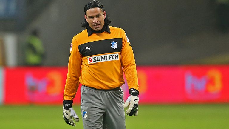 "Ich will oben mitspielen", kommentiert Tim Wiese  2012 seinen Wechsel zur TSG Hoffenheim. Zehn Spiele später stehen die Kraichgauer auf dem 17. Platz. Der Keeper wird nach Disziplinlosigkeiten aussortiert und nach monatelangem Einzeltraining vom Klub wieder verabschiedet.