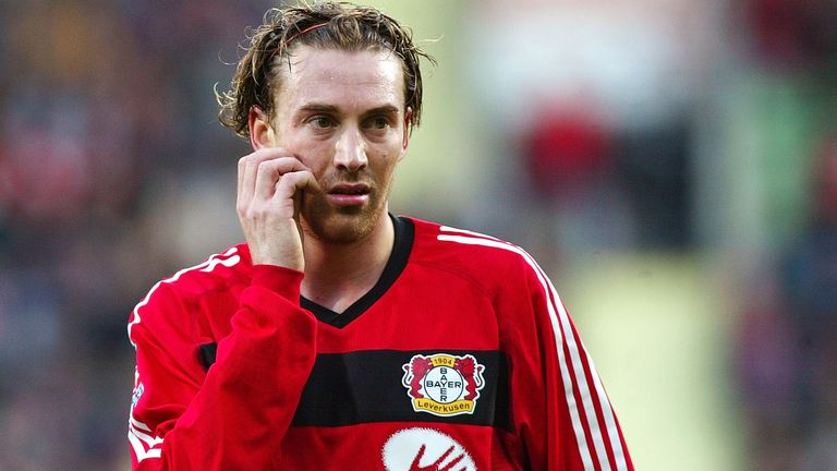 "Ich will hier weg. Wenn Hannover nein sagt, haben wir Krieg." Auf diese Weise erzwingt das Enfant terrible 2002 seinen Wechsel zur Werkself. Fällt bei Bayer eher durch seine Eskapaden außerhalb des Platzes auf und verlässt Leverkusen nach zwei Jahren und drei Toren.