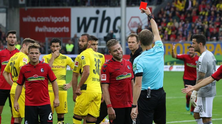 Freiburgs Ravet sieht Rot nach Foul gegen Schmelzer.