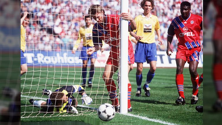 Thomas Hellmer schießt 1994 links am Nürnberger Tor vorbei, doch der Treffer zählt. Das Spiel wird neu angesetzt.