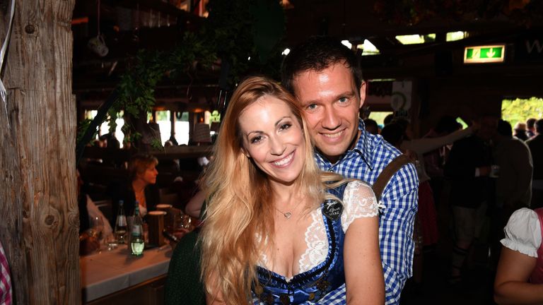 Am Tag zuvor darf auch ihr Ehemann mit: Rallye-Fahrer Sebastian Ogier.