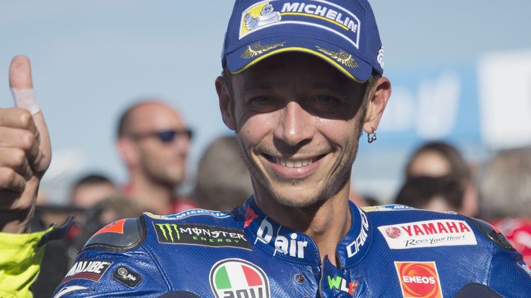 Nur 18 Tage nach einem Schien- und Wadenbeinbruch sitzt Rossi wieder auf dem Motorrad.
