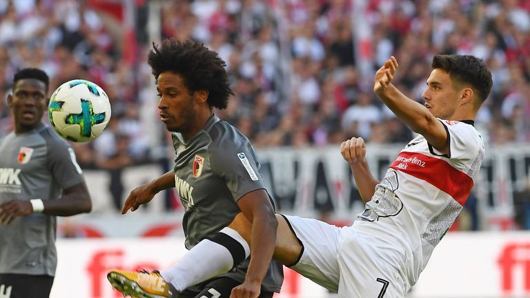 Augen auf den Ball: Caiuby im Duell mit Stuttgarts Josip Brekalo.