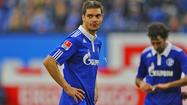 Der Wechsel im Jahre 2011 des EM-Helden Griechenlands ist für viele Fans rätselhaft: Seine besten Jahre liegen offensichtlich hinter ihm. Dies beweist auch seine Statistik auf Schalke: Fünf Spiele, ein Tor. Sechs Monate später kehrt Angelos Charisteas wieder in seine Heimat zurück.